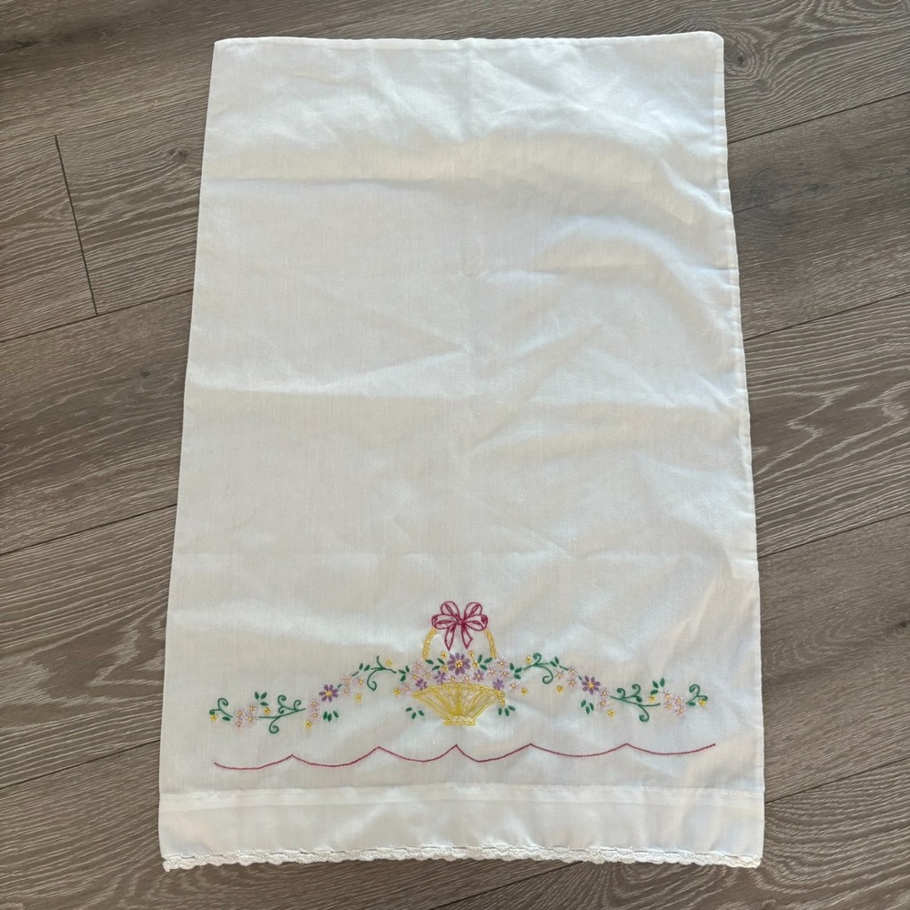 Vintage‎ Thomaston White Hand Embroidered No Iron USA Made Standard Pillowcase
